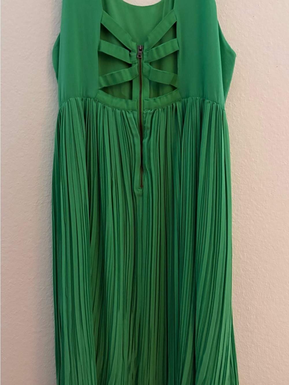 Alice + Olivia Bright Green Silk Pleated Backless Cocktail Dress - Picture 10 of 12
